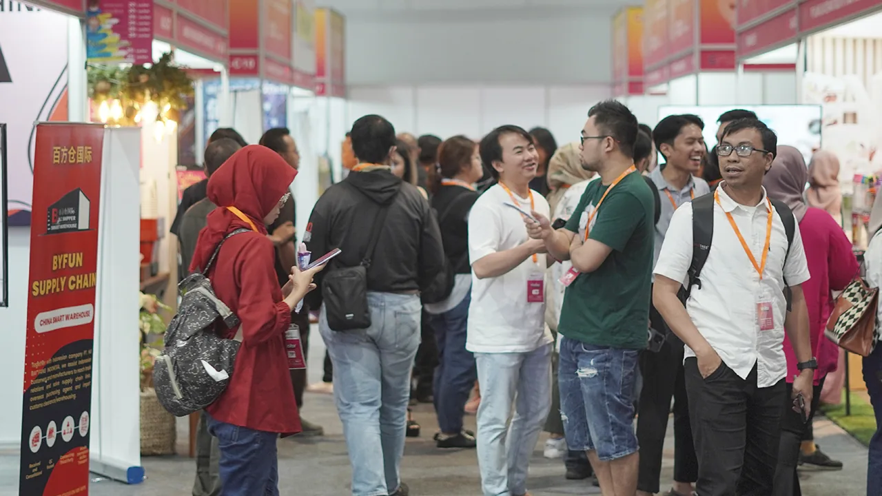 Pengunjung memasuki booth produk pada pameran CIEIE sebelumnya