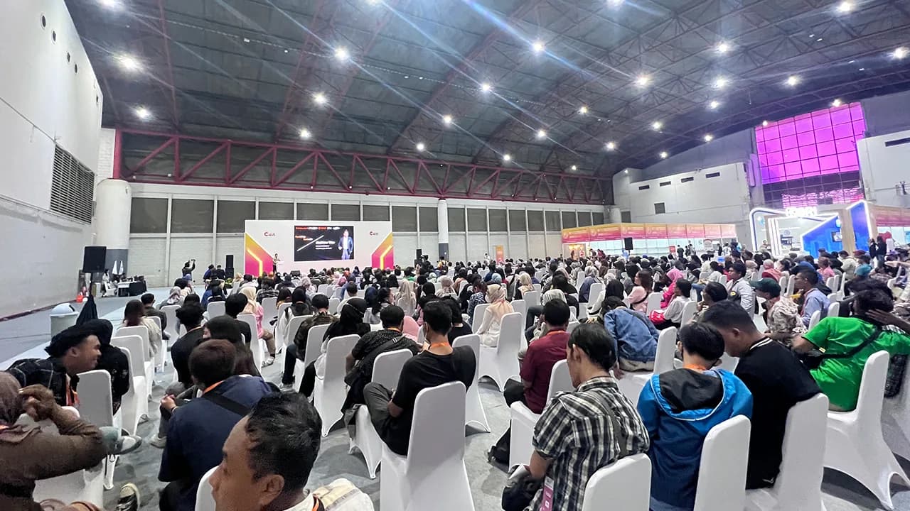 Pengunjung melihat instalasi booth bambu dan material interior