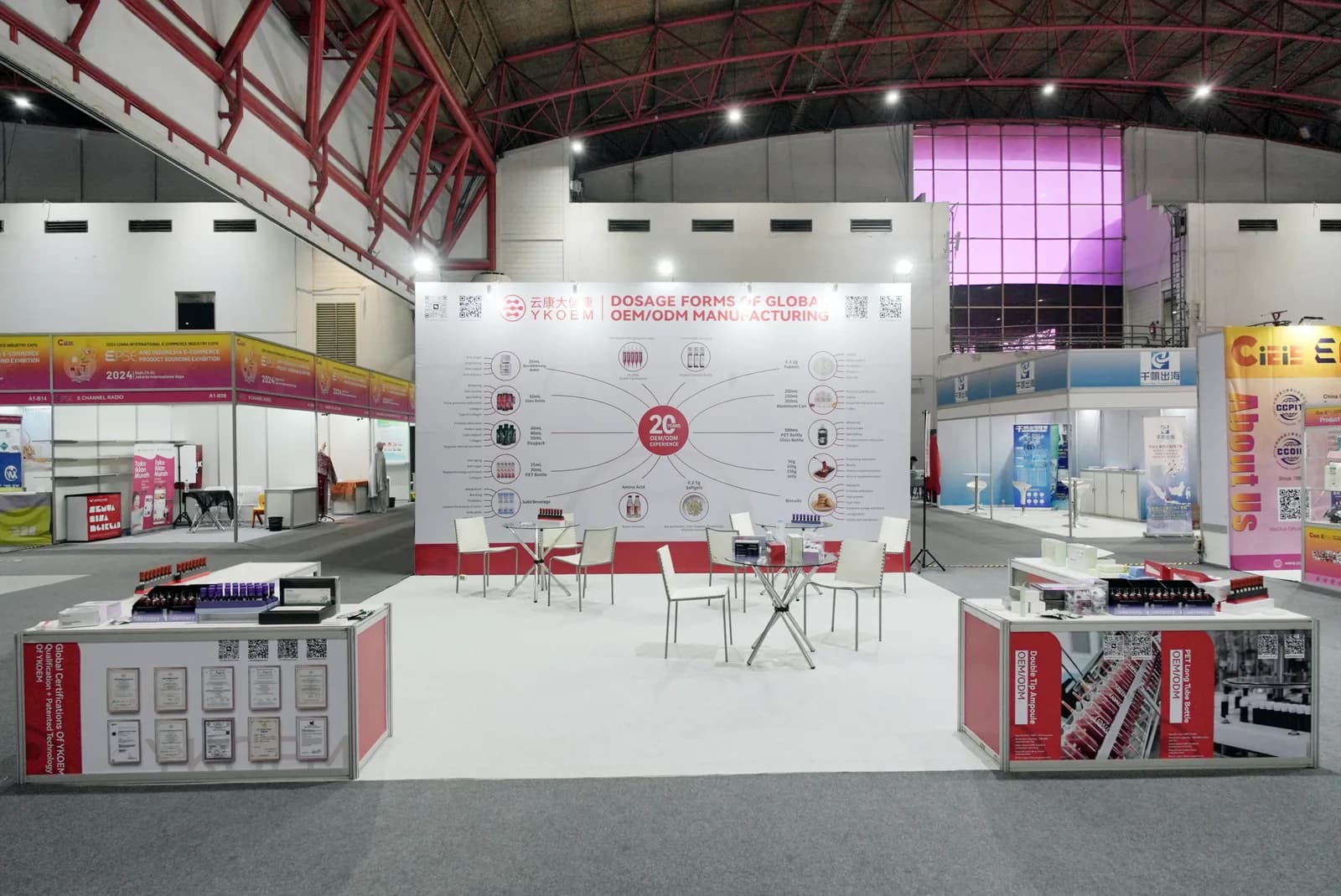 Keramaian pengunjung di area produk dan booth pameran