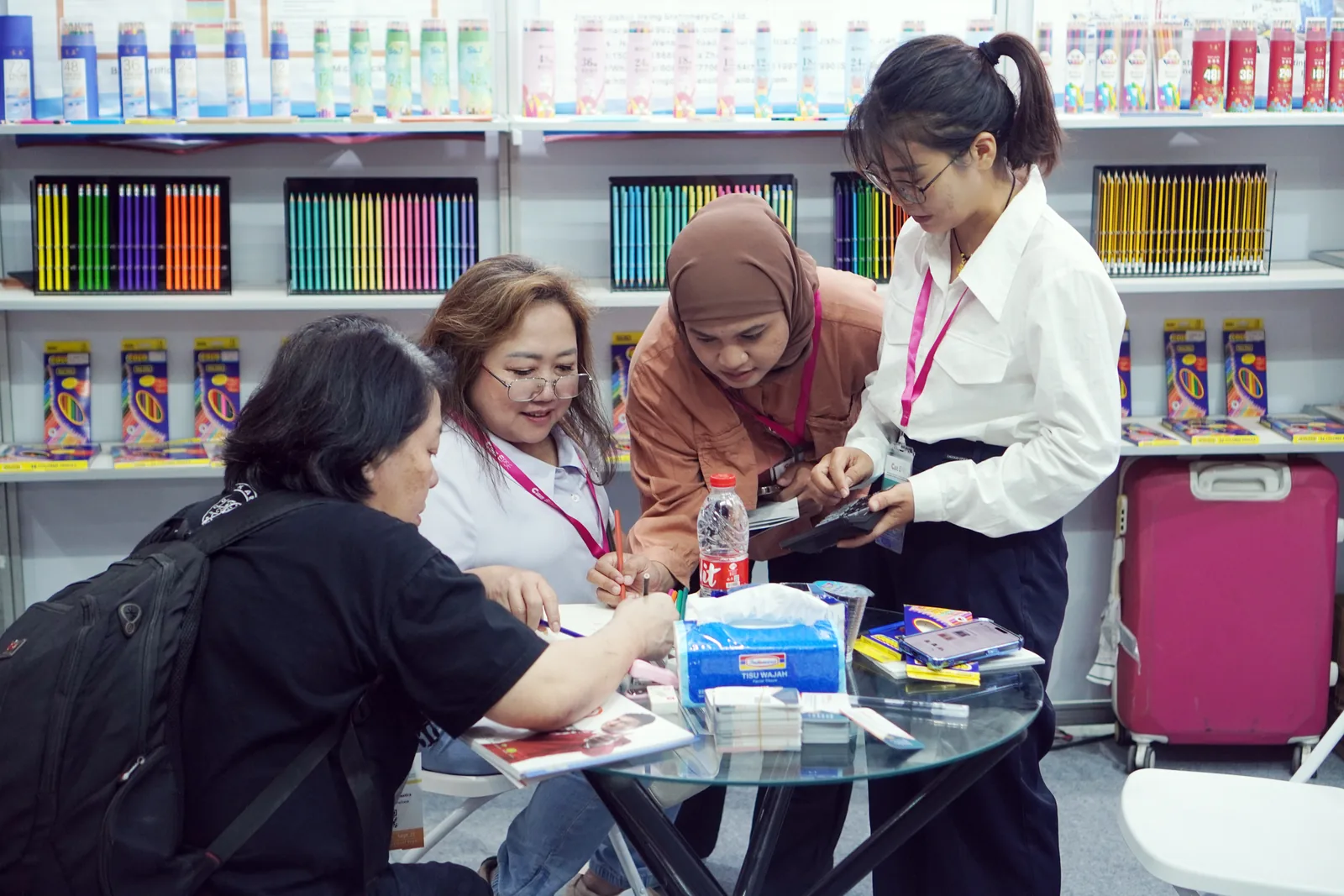 Suasana booth produk interior dengan pengunjung berdiskusi
