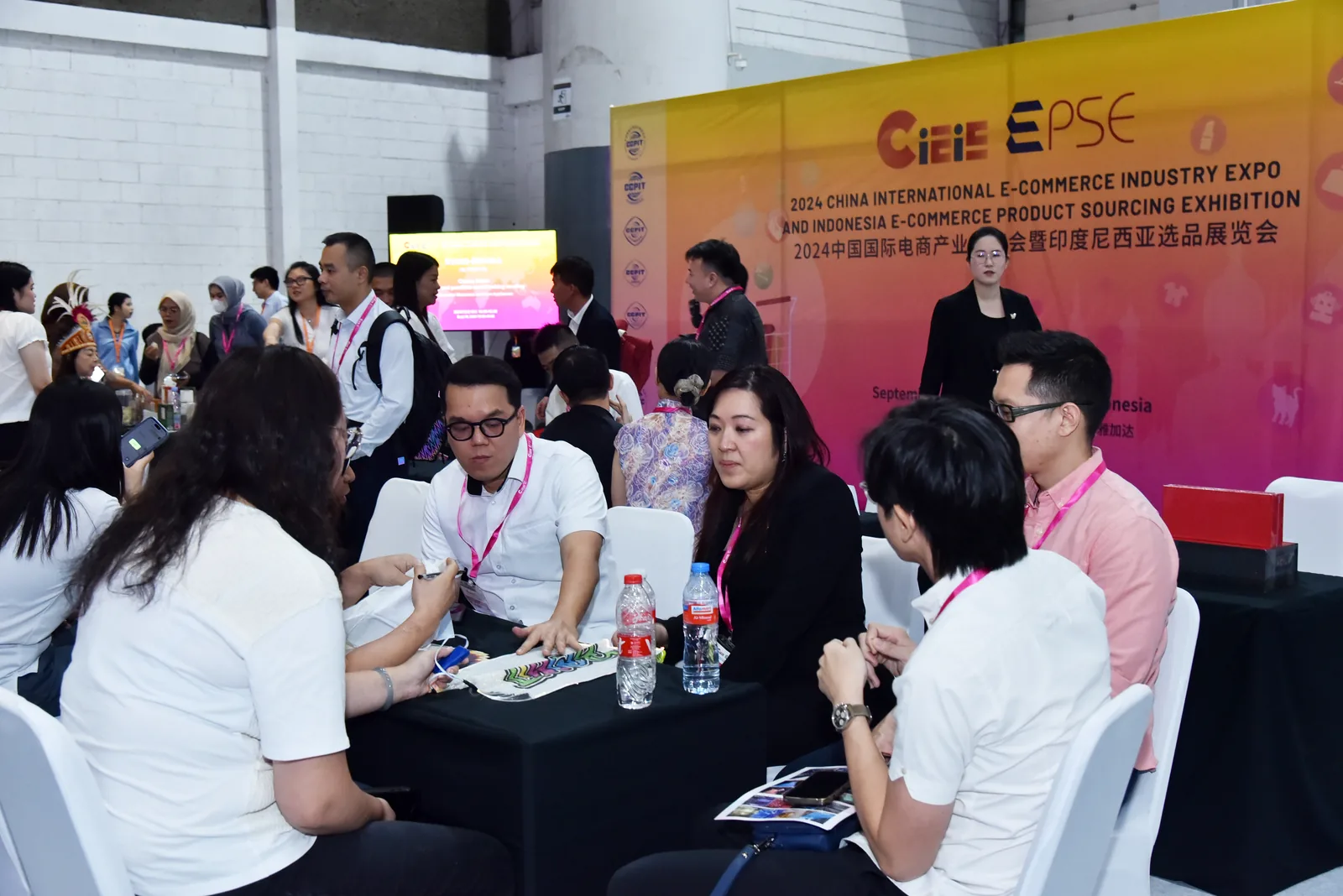 Pengunjung menyusuri lorong pameran dengan booth produk bangunan