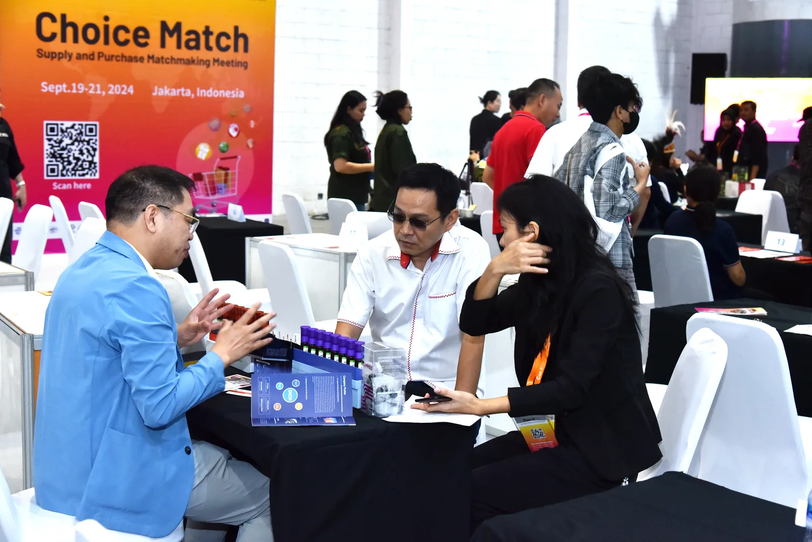 Area booth produk sanitasi dan material dengan arus pengunjung