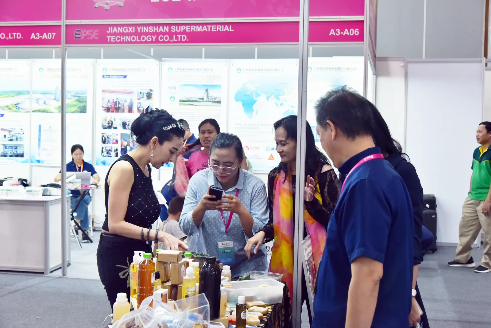 Kunjungan buyer di booth produk desain dan material
