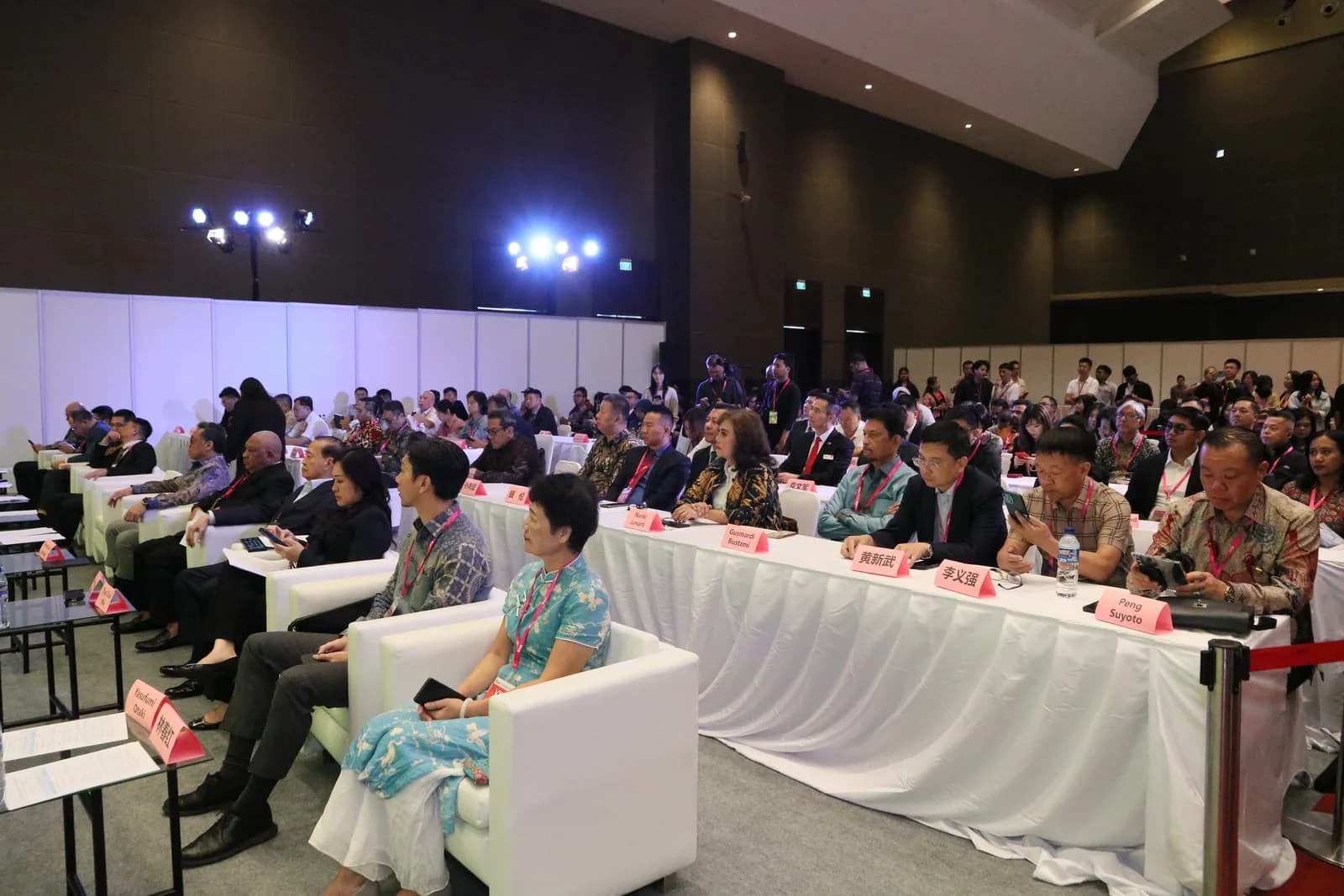 Pengunjung memadati koridor booth dan area display produk