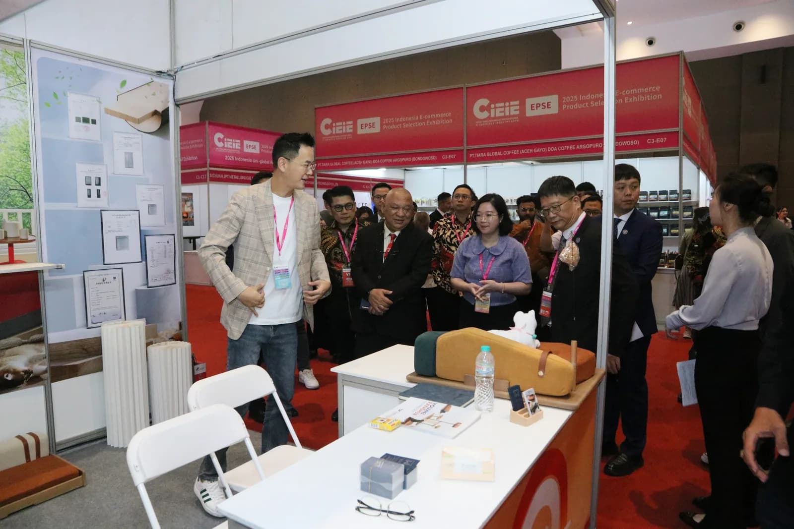 Pengunjung mengamati display produk di booth gelap elegan