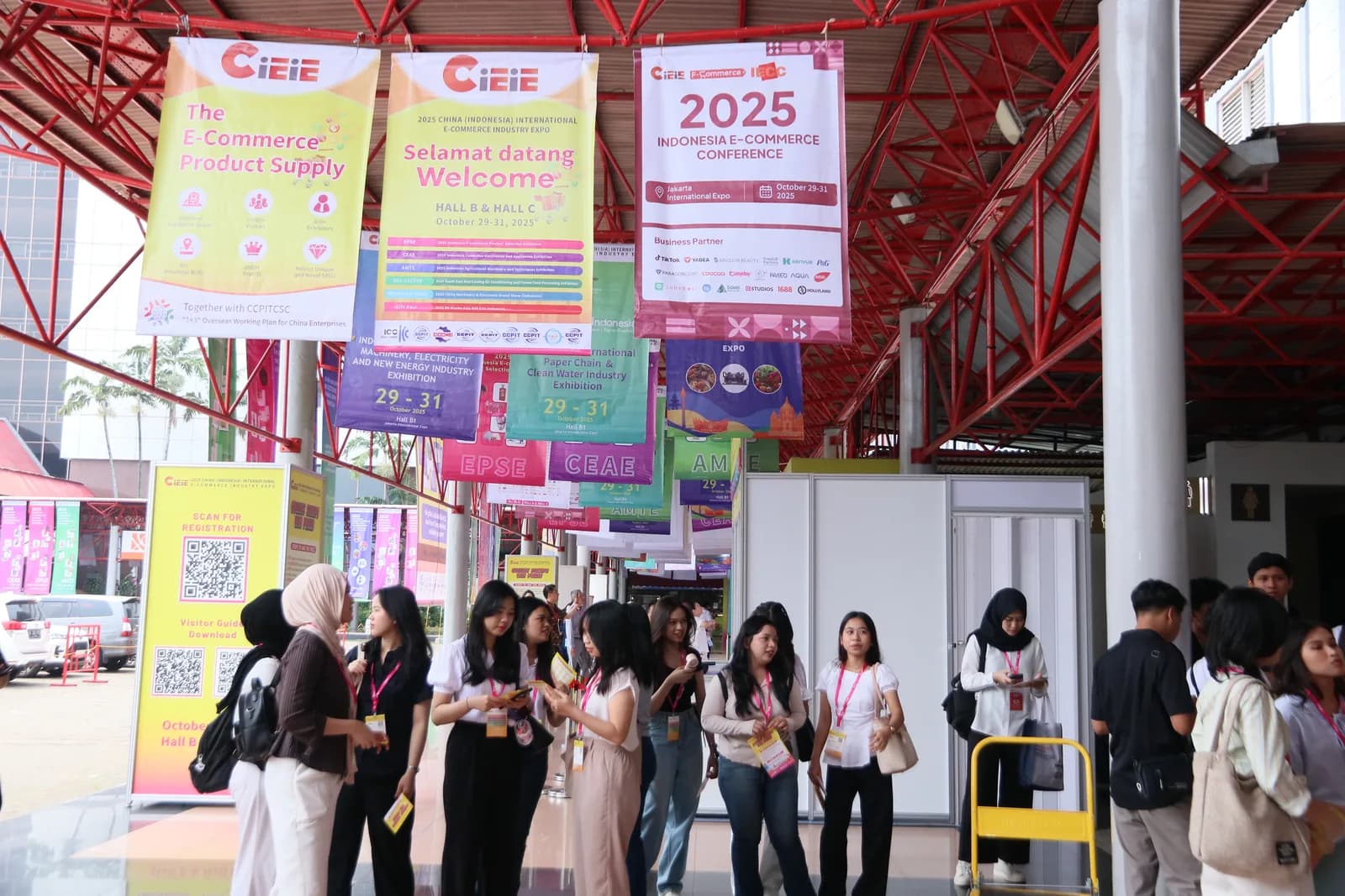 Display digital dan pengunjung di lorong pameran CIEIE