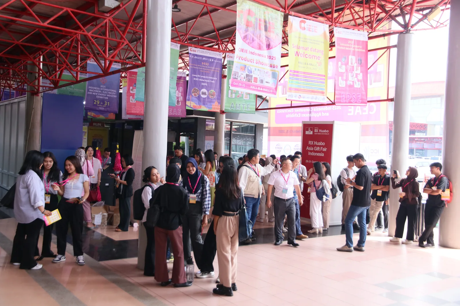 Sesi seminar Megabuild dengan panel pembicara di panggung