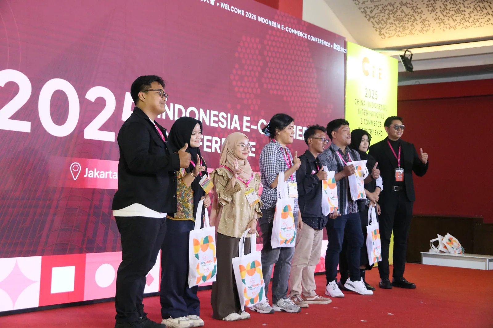 Area pameran ramai dengan pengunjung dan booth produk