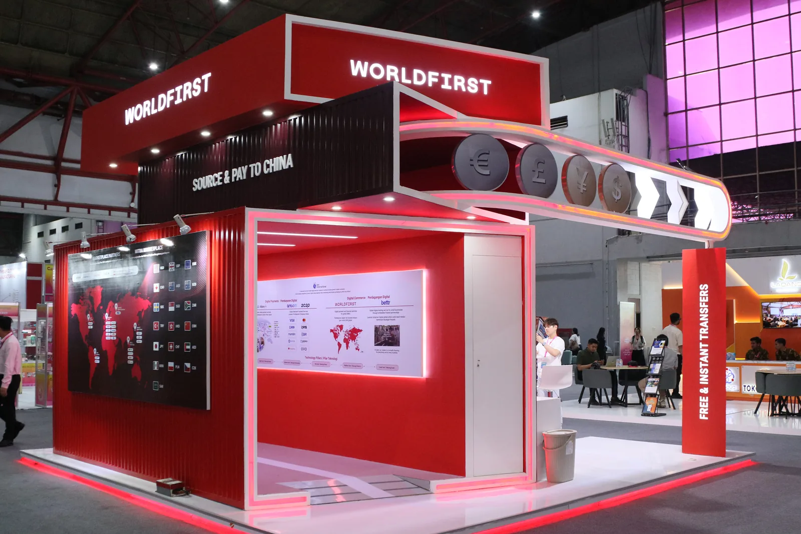 Pengunjung melihat produk pada booth interior dan perlengkapan