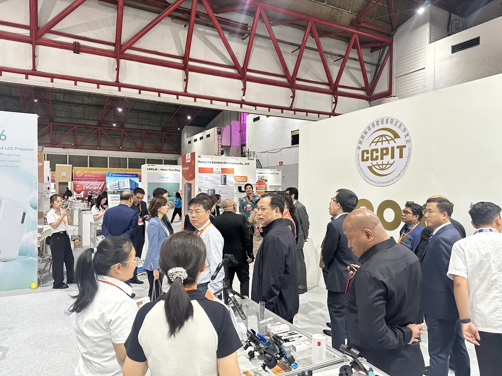 Suasana pameran CIEIE dengan booth dan jalur kunjungan