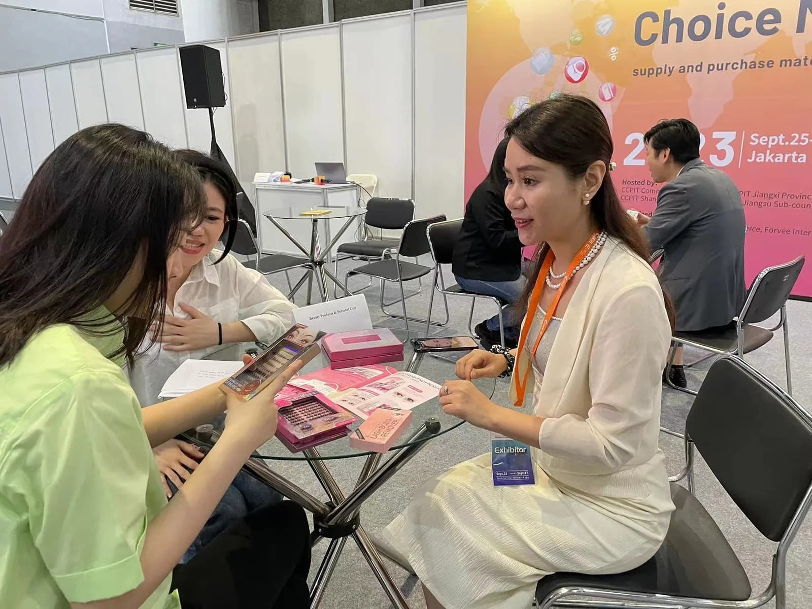 Area booth CIEIE sebelumnya dengan pengunjung dan display produk
